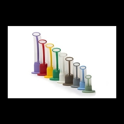 Oito suportes de garrafas coloridos alinhados em fila