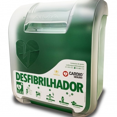 Desfibrilhador verde e transparente com etiqueta branca e verde