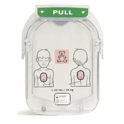 Estojo plástico transparente com ilustrações de posição de desfibrilhador em criança e etiqueta PULL em verde