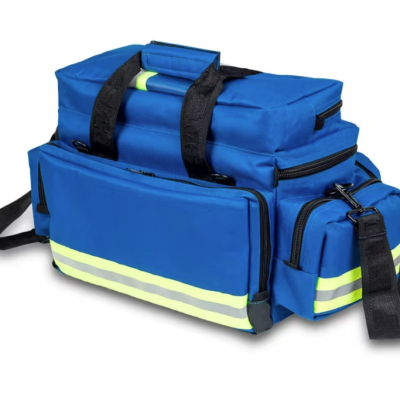 Saco azul com alças pretas e faixas refletoras amarelas sobre fundo branco