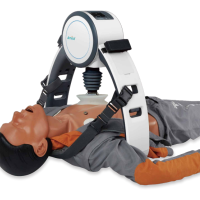 Dispositivo médico AniBot montado em manequim para treinamento de reanimação
