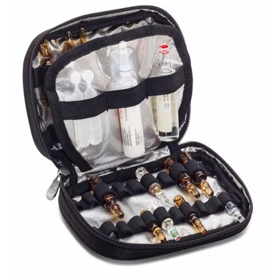 Estojo preto aberto com frascos e ampolas de vidro organizados no interior