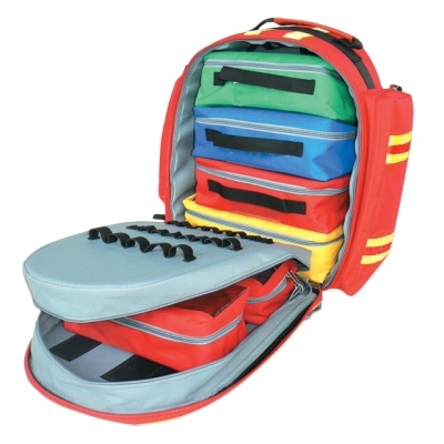 Mochila vermelha com compartimentos coloridos e faixas refletoras