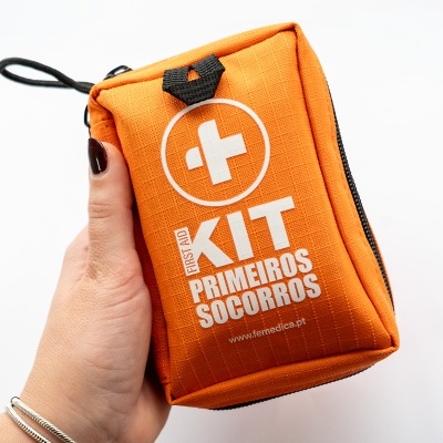 Mala de primeiros socorros portátil de tecido laranja com fecho preto e texto branco