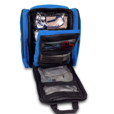 Mochila azul médica aberta com compartimentos e equipamentos visíveis.