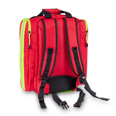 Mochila vermelha com detalhes verdes e pretos, vista traseira com alças ajustáveis acolchoadas.