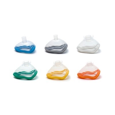 Seis máscaras descartáveis coloridas de plástico translúcido com padrões ondulados