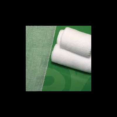 Toalhas de banho brancas sobre superfície verde