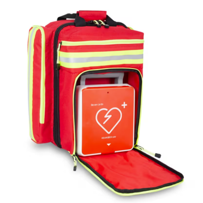 Mochila vermelha de emergência com faixas refletoras e desfibrilhador laranja