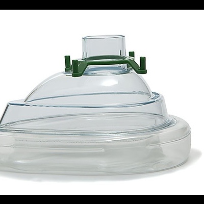 Máscara facial transparente para oxigénio com junta verde em fundo branco