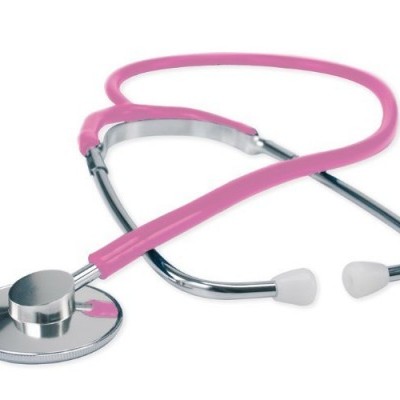 Estetoscópio rosa e prateado sobre fundo branco