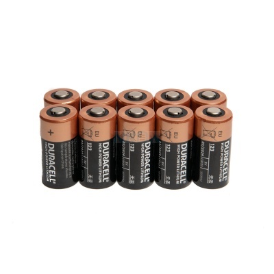 Dez pilhas tipo D Duracell Heavy Duty 1,5V sobre fundo branco