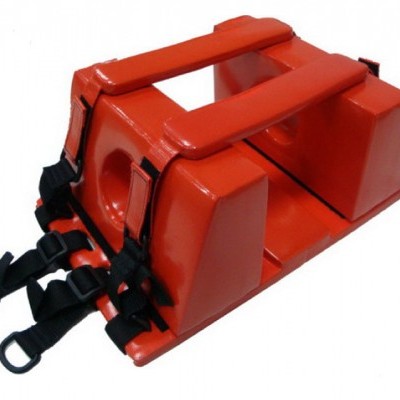 Assento ortopédico vermelho com cintos pretos