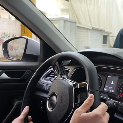 Interior de carro e pessoa com máscara