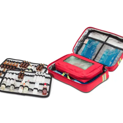 Mala vermelha de primeiros socorros aberta com organizadores e frascos médicos