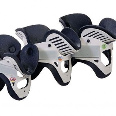 Três colares cervicais ortopédicos preto e branco de vários tamanhos