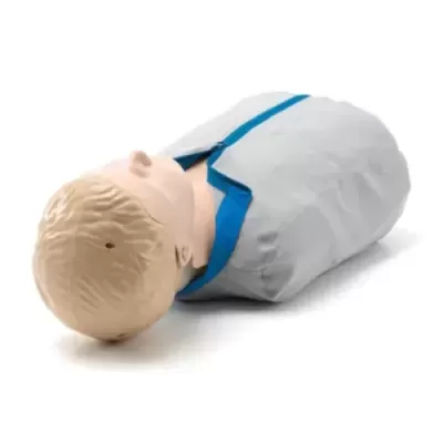Boneco de treino de reanimação com roupa branca e gola azul