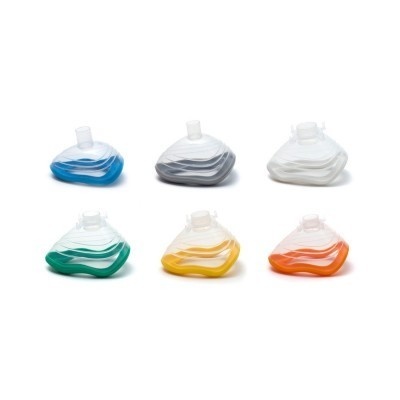 Seis máscaras faciais coloridas sobre fundo branco