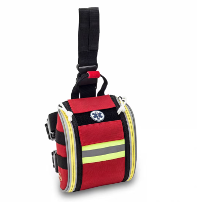 Bolsa vermelha de primeiros socorros com faixas refletoras e símbolo médico azul e branco
