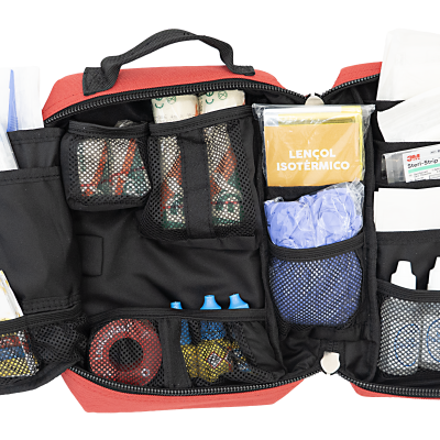Mala de primeiros socorros vermelha aberta com equipamentos médicos organizados por compartimentos.