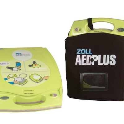 Desfibrilhador amarelo ZOLL AED Plus com bolsa preta ao lado