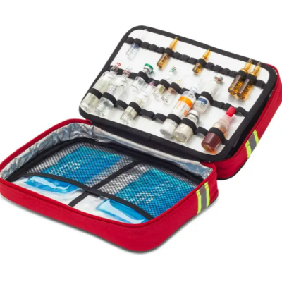 Mala de primeiros socorros vermelha aberta com frascos e ampolas organizados internamente