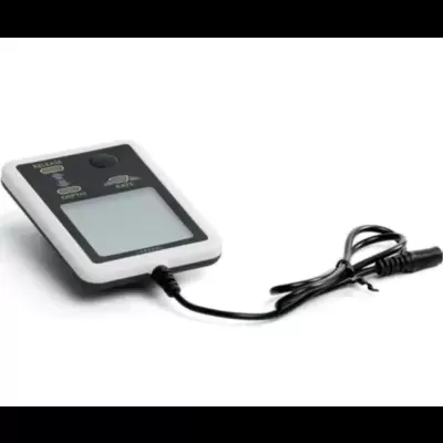 Leitor de códigos de barras portátil branco e preto com cabo ligado.