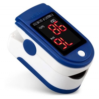 Oxímetro de dedo digital branco e azul com ecrã LED e números vermelhos