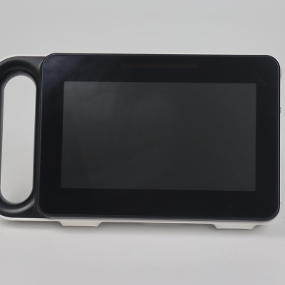 Dispositivo eletrónico preto com ecrã retangular e pega