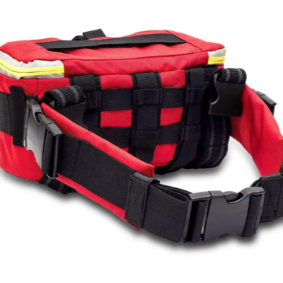 Bolsa vermelha com alças negras e fivelas de plástico para a cintura