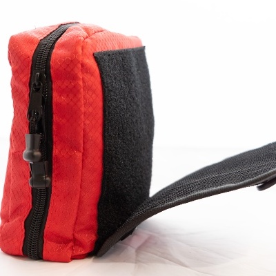 Estojo vermelho compacto com fecho de correr preto e aba preta de malha