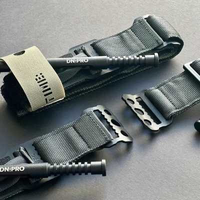 Correias pretas ajustáveis com fecho metálico e tubos DN:PRO