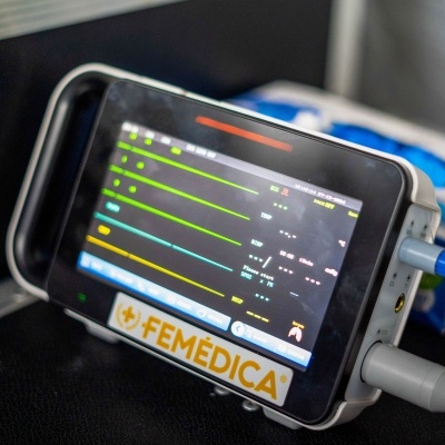 Monitor médico digital com ecrã a cores e etiqueta FEMÉDICA