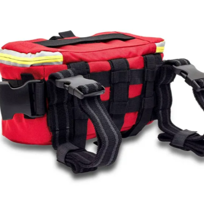 Bolsa vermelha com alças pretas ajustáveis e detalhes amarelos