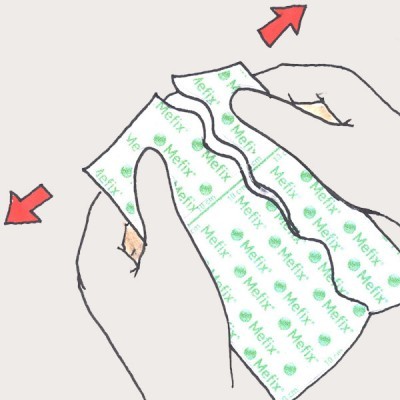 Pacote branco com texto verde Metix sendo puxado por duas mãos