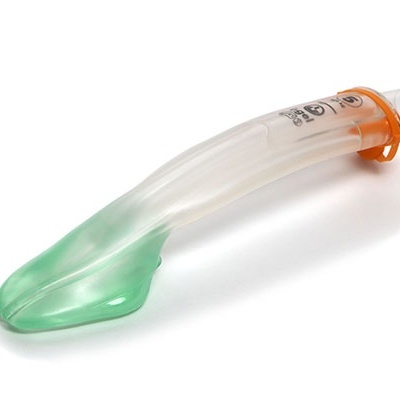 Cânula nasal de plástico transparente com ponta verde e detalhe laranja