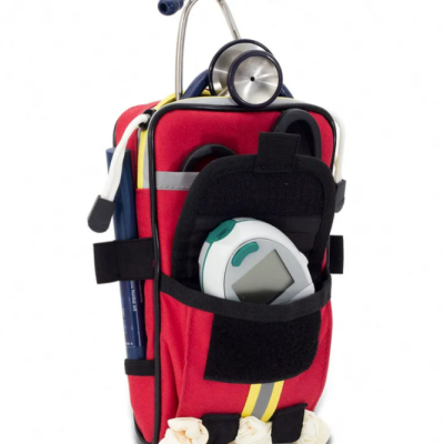 Mochila vermelha com equipamento médico, incluindo estetoscópio e glucometro