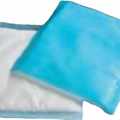 Dois sacos térmicos quadrados, um branco outro azul, com bordas costuradas