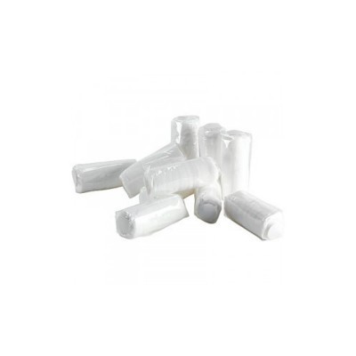 Pacotes de toalhas brancas embaladas em plástico transparente