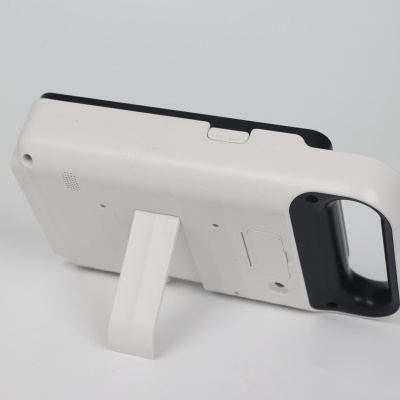 Dispositivo portátil branco e preto com suporte e orifício retangular