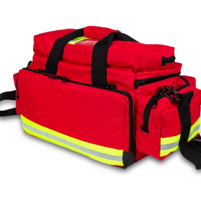 Bolsa de tecido vermelha com alças pretas e fita refletora amarela