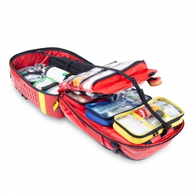 Mala de primeiros socorros vermelha aberta com equipamentos médicos