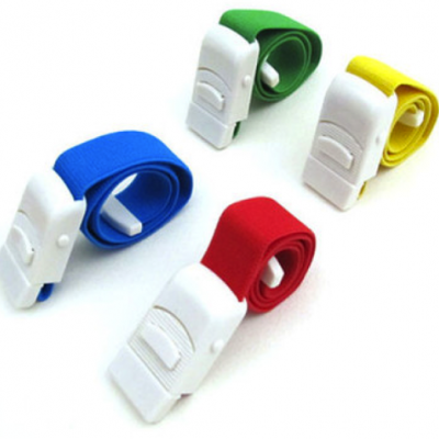 Quatro ligaduras elásticas coloridas com fechos brancos