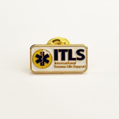 Pin metálico ITLS com fundo branco e símbolo médico amarelo e azul