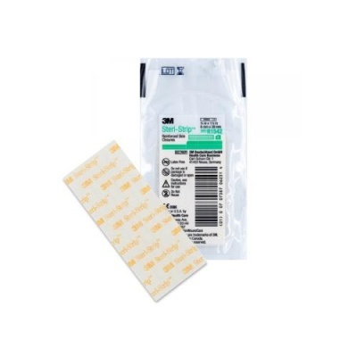 Embalagem de Steri-Strip 3M com produto adesivo branco e etiquetas à vista
