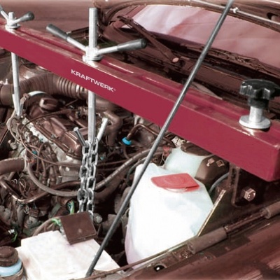 Suporte de elevação de motor metálico vermelho com corrente no motor aberto de um carro