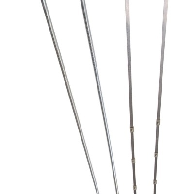 Quatro varas de medição com cabos coloridos em plástico e hastes metálicas, fundo branco