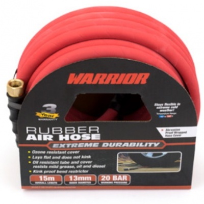 Mangueira de ar vermelha com embalagem preta e vermelha com textos técnicos