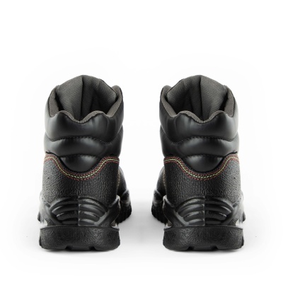 Resposta traseira de botas pretas com costura colorida sobre fundo branco