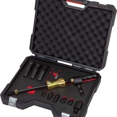 Estojo preto aberto com ferramentas de metal e espuma interior.